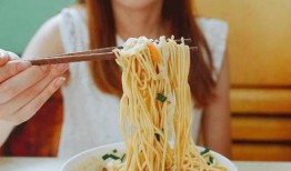 娱乐吃瓜酱吃面条视频在线观看,面条美食之旅，在线观看带你领略美味瞬间