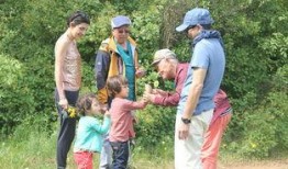 娱乐吃瓜酱爷爷打伞,娱乐界的温馨一幕